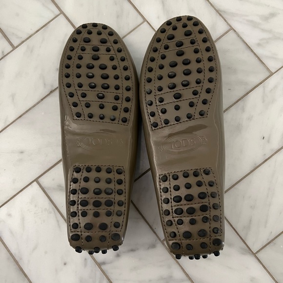 Tod”s driver loafers in grey patent - Picture 4 of 7